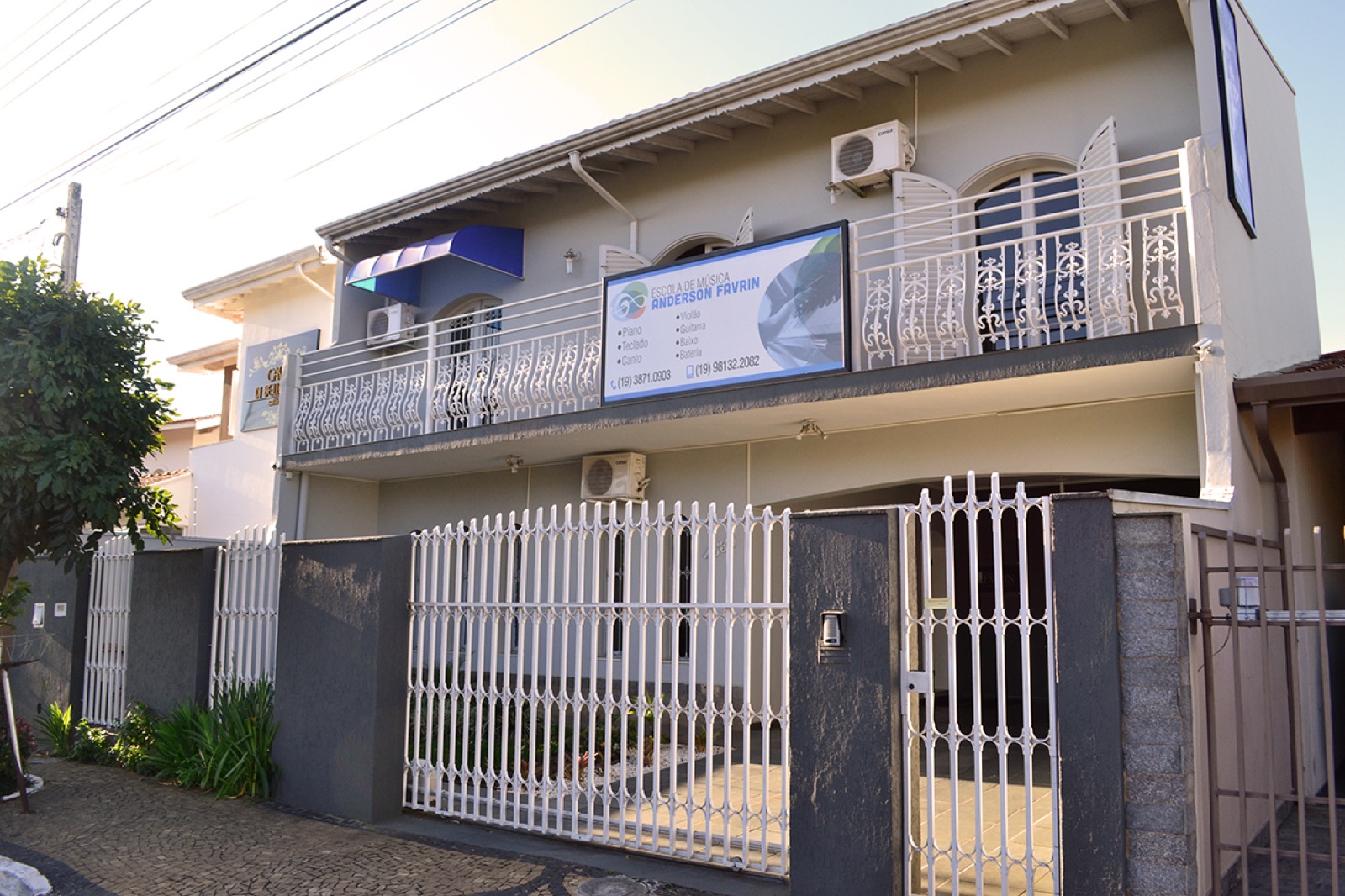 Fachada da escola, uma casa de dois andares em Valinhos