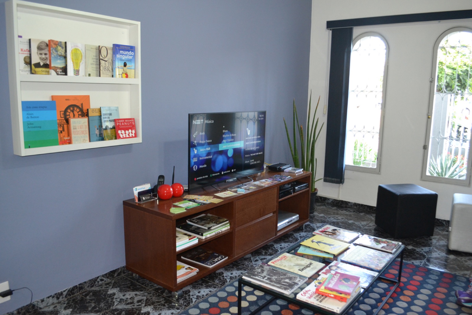 Sala de espera da escola com estante de livros